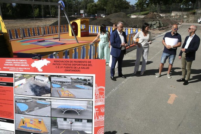 Media, Silva e Igual visitan las obras del patio CEIP Fuente de la Salud