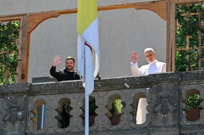 Papa Leão XIV e Volodymyr Zelenskyy em Castel Gandolfo.