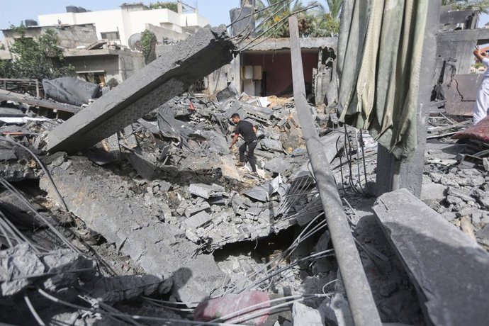 Archivo - Arquivo - 12 de maio de 2023, Territórios Palestinos, Beit Hanoun: Um homem palestino inspeciona uma casa destruída após ataques israelenses em Beit Hanoun, ao norte da Cidade de Gaza. Foto: Mohammed Talatene/dpa