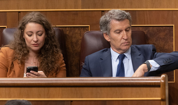 La portaveu del PP en el Congrés, Ester Muñoz i el president del PP, Alberto Sánchez Feijóo, durant un ple extraordinari, en el Congrés dels Diputats, a 9 de juliol del 2025, a Madrid (Espanya). 