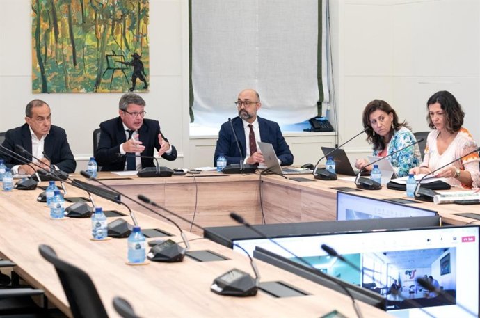 Jose Antonio Santano preside la reunión de la Comisión de Seguimiento de la Variante Sur Ferroviaria (VSF) de Bilbao.