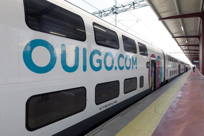 Archivo - Un tren de Ouigo en la estación de Chamartín-Clara Campoamor