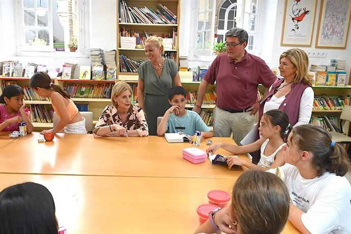 Isabel Paredes y la alcaldesa de Jerez en uno de los centros educativos de Jerez que imparte el Programa de Refuerzo Estival durante julio.