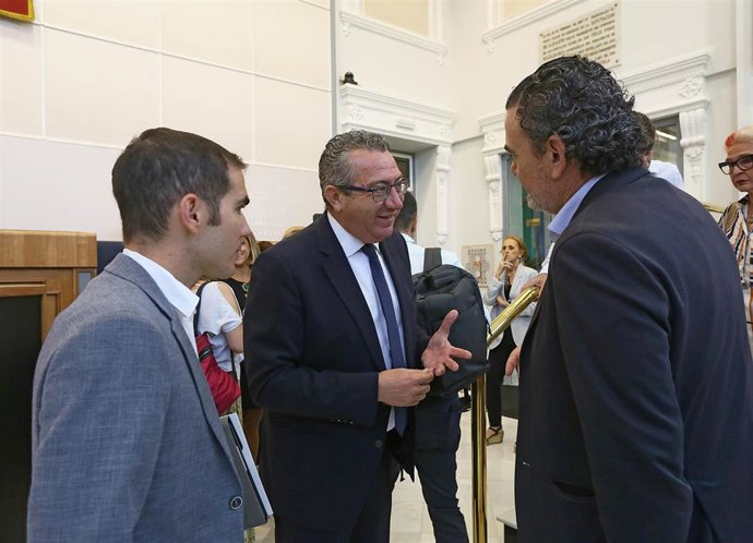 Archivo - Imagen de archivo del presidente de la Diputación de Alicante, Toni Pérez (c), junto con el portavoz del PSPV en la institución provincial, Vicente Arques (d), y el portavoz de Compromís, Ximo Perles (i)