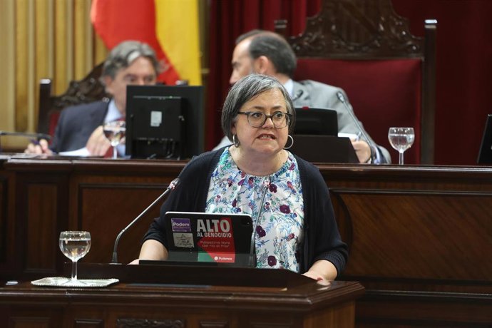 La Diputada en el Parlamento de las Islas Baleares por Podemos, Cristina Gómez, durante un debate de presupuestos autonómicos en el Parlament Balear