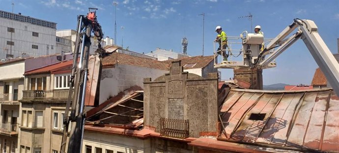 Comienza la demolición de parte del edificio incendiado en Pontevedra
