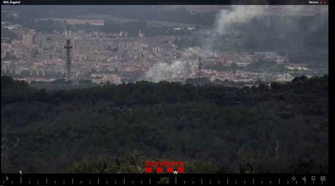 Siete dotaciones de Bombers trabajan para extinguir un fuego en la Pujada dels Polvorins (Girona)