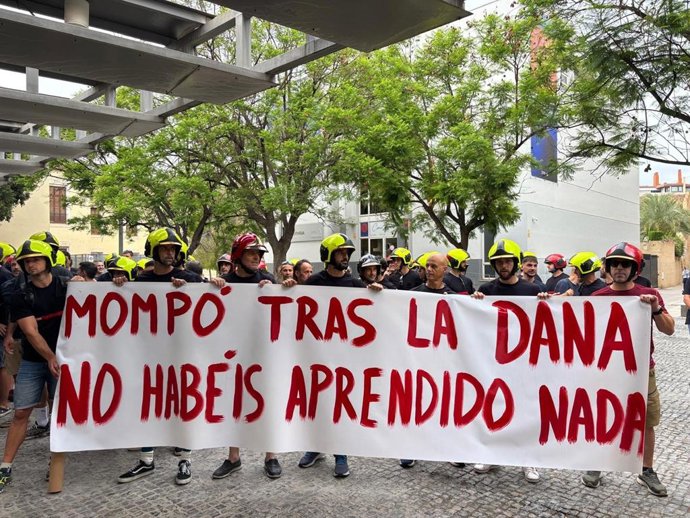 Efectius del Consorci Provincial de Bombers de València protesten davant del MuVim per a reclamar més mitjans i efectius amb els quals poder treballar i atendre les emergències.
