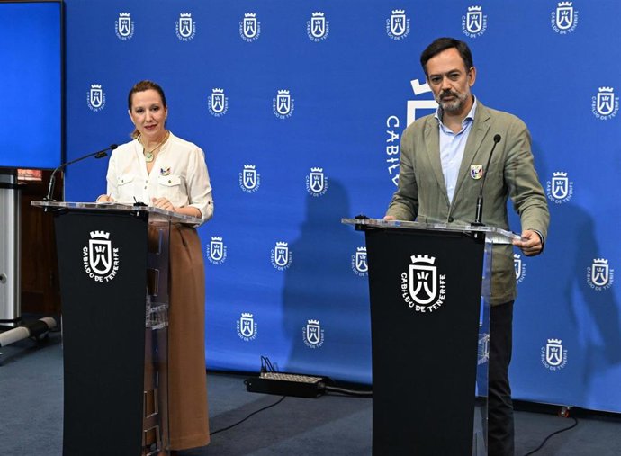 La presidenta del Cabildo de Tenerife, Rosa Dávila, y el vicepresidente, Lope Afonso, en una rueda de prensa para dar cuenta de los acuerdos del Consejo de Gobierno