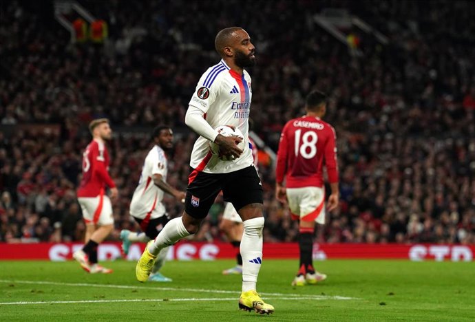 Archivo - Alexandre Lacazette celebra un gol del Olympique de Lyon en Old Trafford en la Liga Europa 24-25