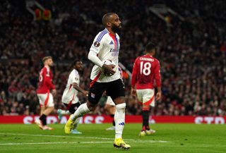 Archivo - 17 April 2025, United Kingdom, Manchester: Lyon's Alexandre Lacazette celebrates scoring his side's second goal during the UEFA Europa League quarter final second leg soccer match between Manchester United and Olympique Lyonnais (Lyon) at the Ol