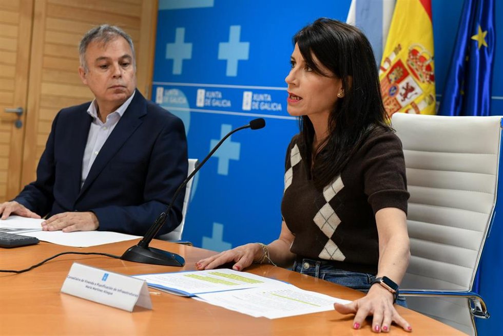 Archivo - Rueda de prensa de la conselleira de Vivenda, María M. Allegue, y el responsable del IGVS, Heriberto García