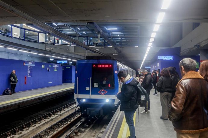 Archivo - Un tren entrando en la estación de Atocha de Metr