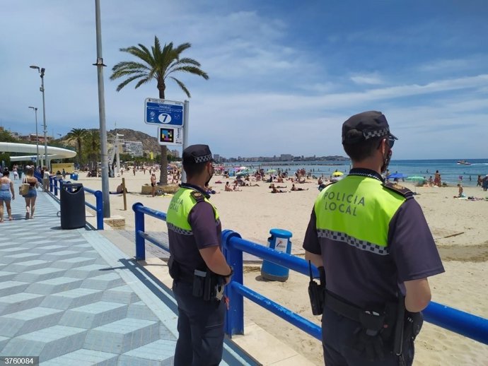 Archivo - Imagen de archivo de agentes de la Policía Local de Alicante vigilando una playa de la ciudad