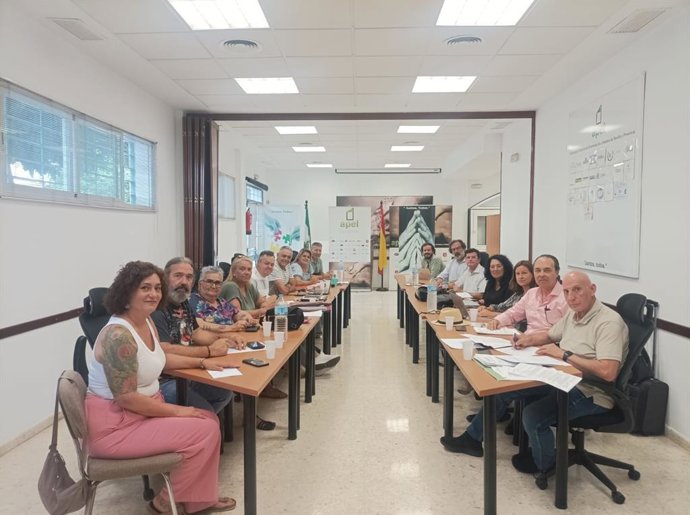 CCOO y UGT Sevilla, firmando el nuevo convenio de limpieza.