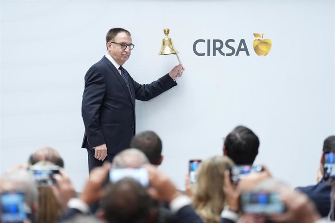 El presidente ejecutivo de Cirsa, Joaquim Agut, realiza el toque de campana por la salida a Bolsa, a 9 de julio de 2025, en Barcelona, Cataluña (España). El toque de campana realizado por Joaquim Agut en la Bolsa de Barcelona marca la entrada oficial de C