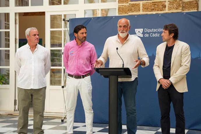 Javier Vidal presentando el Diputación de Cádiz Beach Sports que se celebra en La Línea.