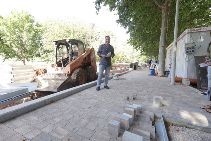 El delegado de Infraestructuras del Ayuntamiento de Córdoba, Miguel Ruiz Madruga, en la calle Madres Escolapias, en el barrio de El Naranjo.