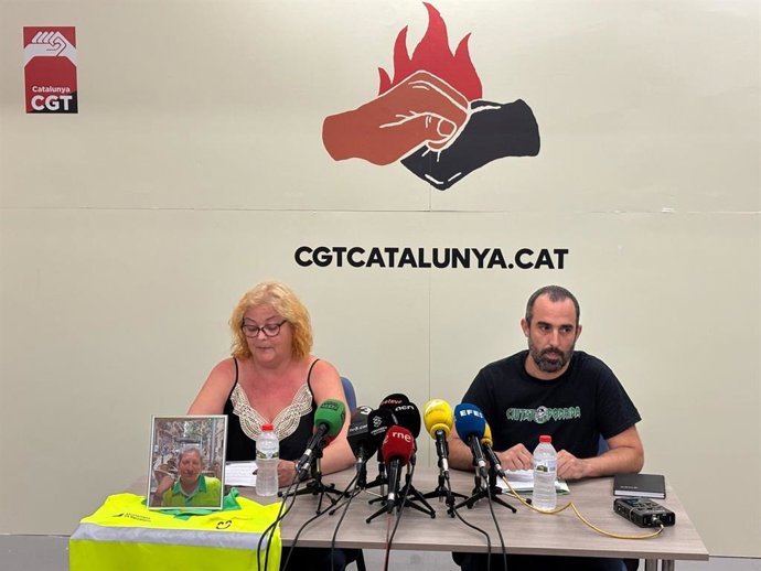 Clara Aguilar, hermana de la trabajadora fallecida durante la ola de calor, junto al delegado de prevención de CGT en el Ayuntamiento Ramon Samblas.
