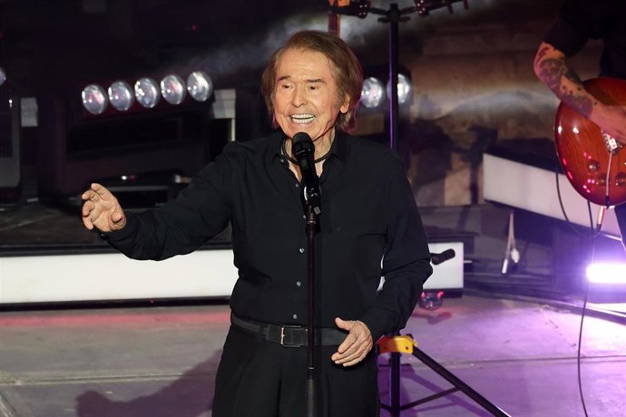 El cantante Raphael durante un concierto en el Teatro Romano de Mérida, a 15 de junio de 2025, en Mérida, Badajoz, Extremadura (España)