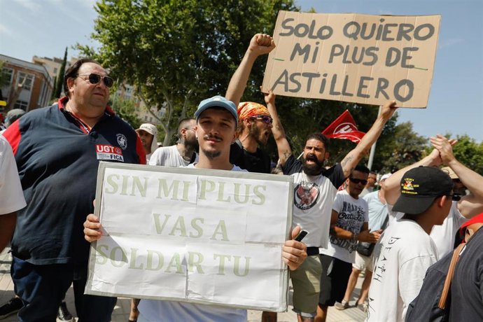 Empleados de Navantia protestan frente a la Asamblea de Murcia durante el Debate del Estado de la Región