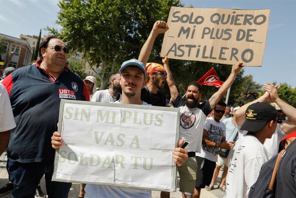 Empleados de Navantia protestan frente a la Asamblea de Murcia durante el Debate del Estado de la Región