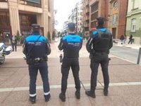 La Policía Local detiene a un hombre por la quema intencionada de cubos de basura en Oviedo
