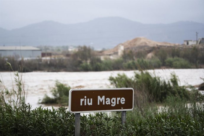 Archivo - Arxiu - Crescuda del riu Magre, a 29 d'octubre del 2024, a Alfarp, València