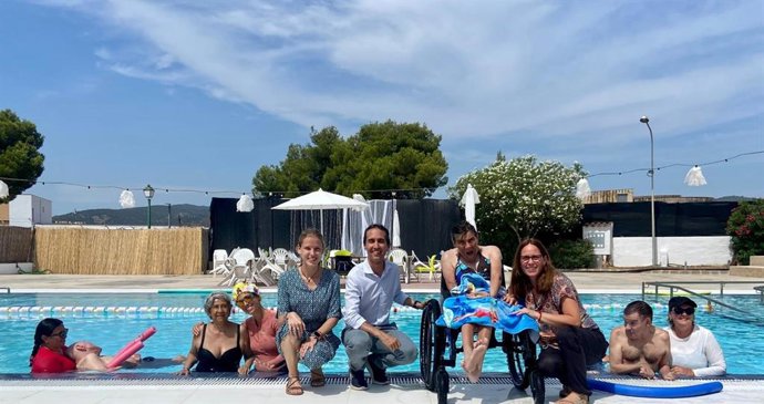 El presidente del IMAS, Guillermo Sánchez, en su visita a la piscina de la Llar d'Ancians.