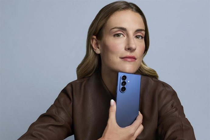 Alexia Putellas pone imagen a los nuevos dispositivos plegables Galaxy Z y la serie Galaxy Watch8.