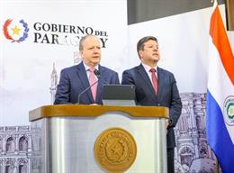 El ministro de Economía y Finanzas, Carlos Fernández, y el ministro de Industria y Comercio, Javier Giménez.