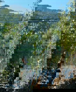 La Guardia Civil busca a un joven desaparecido alto, moreno, abundante pelo rizado en el rio Nalón..