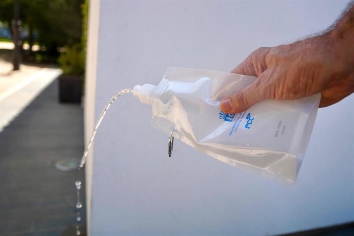 El Ayuntamiento de Badajoz reparte botellas limpia-pipí entre los propietarios de perros.