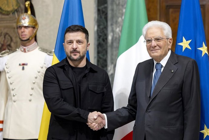 O presidente italiano Sergio Mattarella com seu colega ucraniano Volodimir Zelenski.