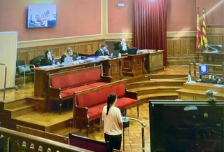 L'acusada de matar al seu nuvi a Ripollet (Barcelona) en 2023 durant la seva declaració en el judici amb jurat en l'Audiència de Barcelona
