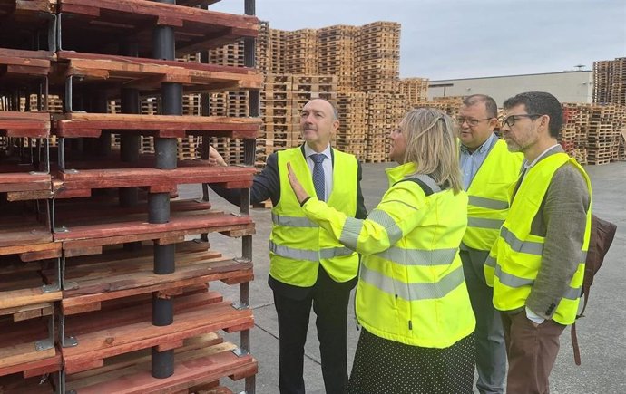 El delegado del Gobierno en Aragón, Fernando Beltrán, visita las instalaciones de Querqus, empresa situada en La Cartuja (Zaragoza)
