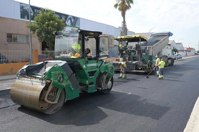 Trabajos en un polígono de Paiporta tras la dana