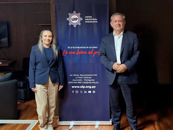 El director de Relaciones con Iberoamérica de la CEOE, Narciso Casado, junto a la vicepresidenta de cooperación técnica y fortalecimiento de mipymes, María José Espínola.