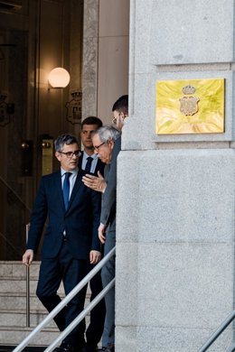 El ministro de la Presidencia, Justicia y Relaciones con las Cortes, Félix Bolaños, acompañado por el vocal del CGPJ, Luis Martín Contreras, recibe el premio ‘Justicia más transparente’ en la categoría 'Entidades y Organismos relacionados con la Administr