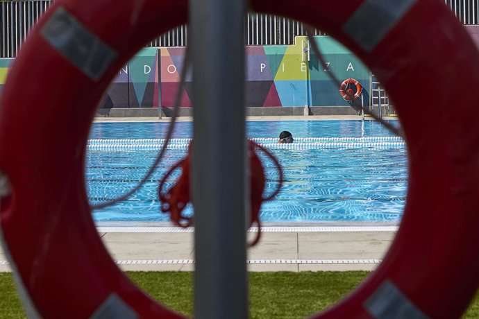 Archivo - La piscina del Centro Deportivo Municipal Mistral, a 28 de mayo de 2025, en Madrid (España). La temporada de piscinas municipales se inauguró el pasado 15 de mayo hasta el 7 de septiembre.