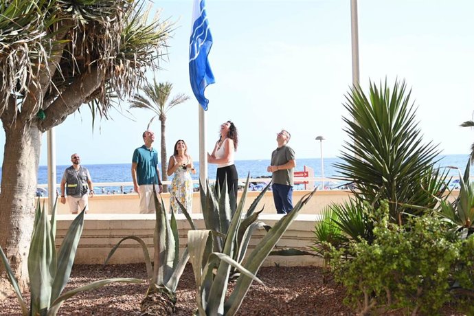 La alcaldesa de Almería, María del Mar Vázquez, iza las banderas y reconocimientos de calidad de cara a la temporada estival.