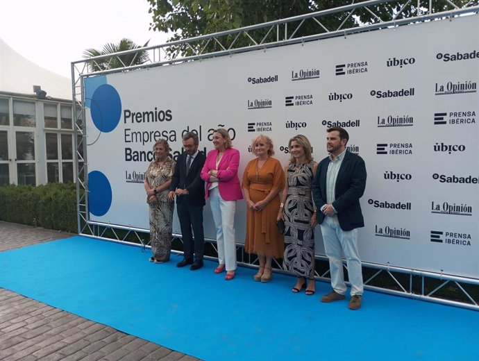 La vicepresidenta de la Junta de Castilla y León y consejera de Familia e Igualdad de Oportunidades, Isabel Blanco, junto a los organizadores del evento, antes de los premios Empresa organizados por el Banco Sabadell y La Opinión-El Correo de Zamora