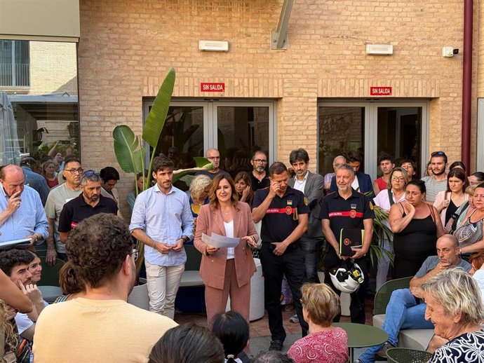 La alcaldesa de València, María José Catalña, se reúne con vecinos afectados por el incendio de un local en avenida del Puerto