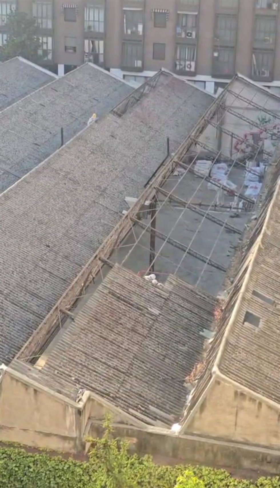 Archivo - Las obras de desamiantado en el almacén municipal situado en el número 138 de la calle Doctor Esquerdo, en el distrito de Retiro