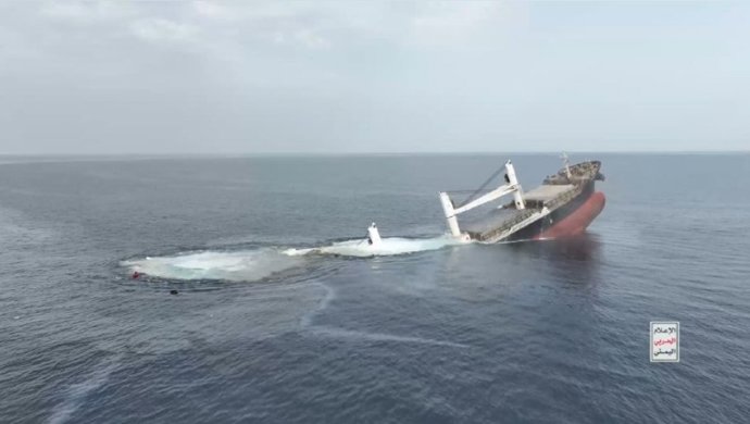Buque hundido por los hutíes frente a las costas de Yemen