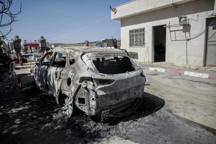 Archivo - 16 de maio de 2025, Nablus, Cisjordânia, Território Palestino: Veículos queimados no local de um ataque de colonos israelenses, na aldeia de Burqa, ao norte da cidade de Nablus, na Cisjordânia, em 16 de maio de 2025. De acordo com a agência de n