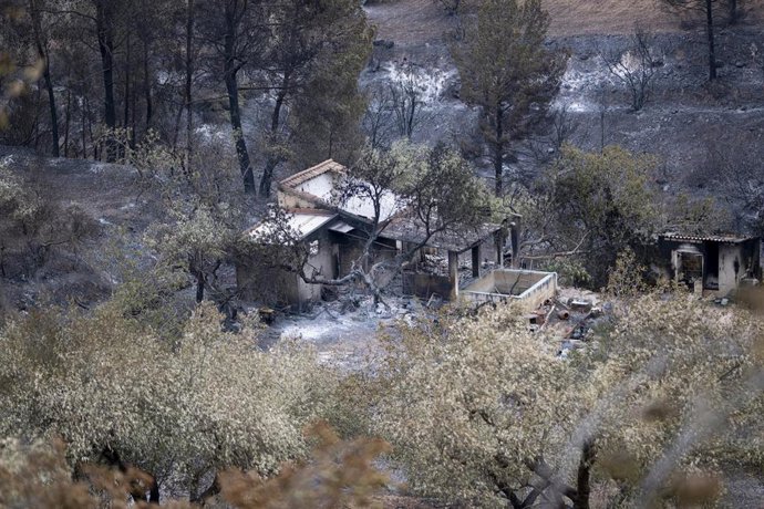 Una casa quemada en una zona afectada por el incendio, a 9 de julio de 2025, en Xerta, Tarragona, Catalunya (España). Los Bombers de la Generalitat han logrado estabilizar el incendio de Paüls (Tarragona), que se inició el pasado lunes, 7 de julio, a medi