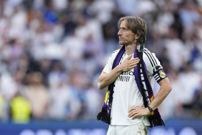 Archivo - El centrocampista croata Luka Modric, en su despedida del Real Madrid en el Santiago Bernabéu.