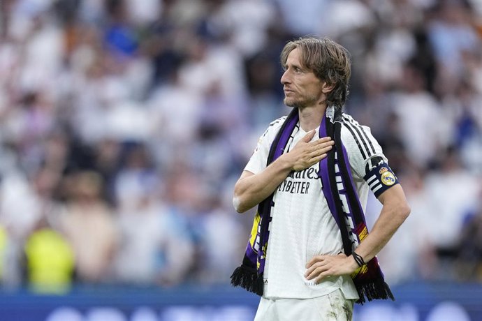 Archivo - Luka Modric of Real Madrid greets the supporters during the Spanish League, LaLiga EA Sports, football match played between Real Madrid and Real Sociedad on May 24, 2025, in Madrid, Spain.