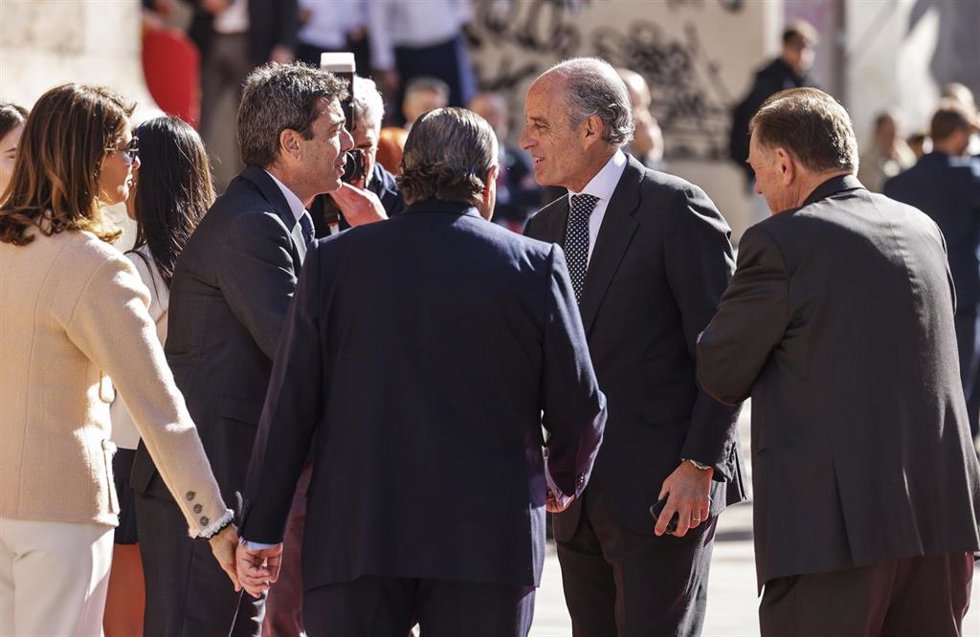 Archivo - El presidente de la Generalitat Valenciana, Carlos Mazón (i), y el expresidente de la Generalitat Valenciana, Francisco Camps (d), en una imagen de archivo